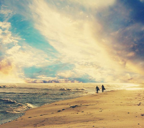 一个人的背影,孤独的站在海边的照片_360问答
