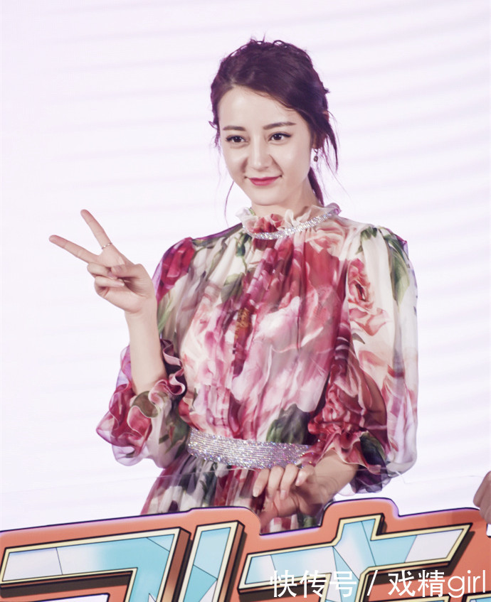 迪丽热巴花裙子穿成孕妇装,肩膀比郭京飞还宽