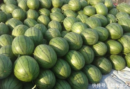 小伙在街边这样加工西瓜,做出来的东西很美味