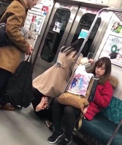 小情侣在坐地铁,不料发生让人尴尬的一幕,旁人劝阻还被打