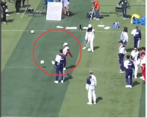 跑男最新路透:杨幂坐姿豪迈,踢球帅气,化身段子