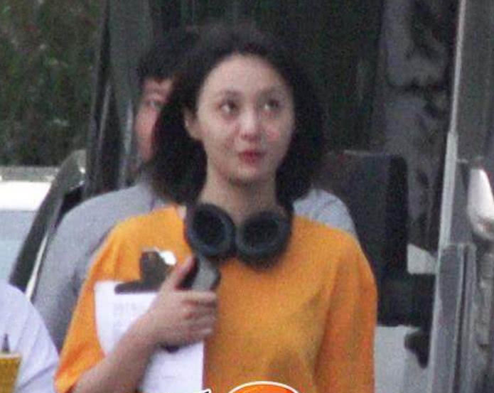 郑爽新恋情曝光后现身，翻白眼都显得幸福