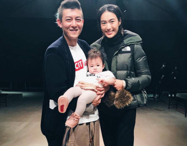 陈冠希微博只关注秦舒培一位女性，网友:这碗狗粮我干了!