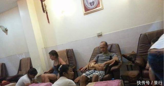 丈夫偷私房钱跟朋友去按摩店,发现妻子在接待,妻子为了养你!