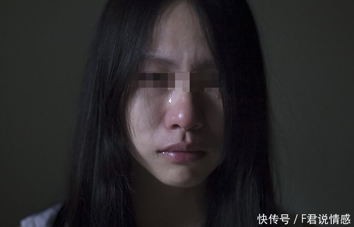 我和大嫂同进门，婆婆给我们一人一笔钱，偷看妯娌的后我砸了家