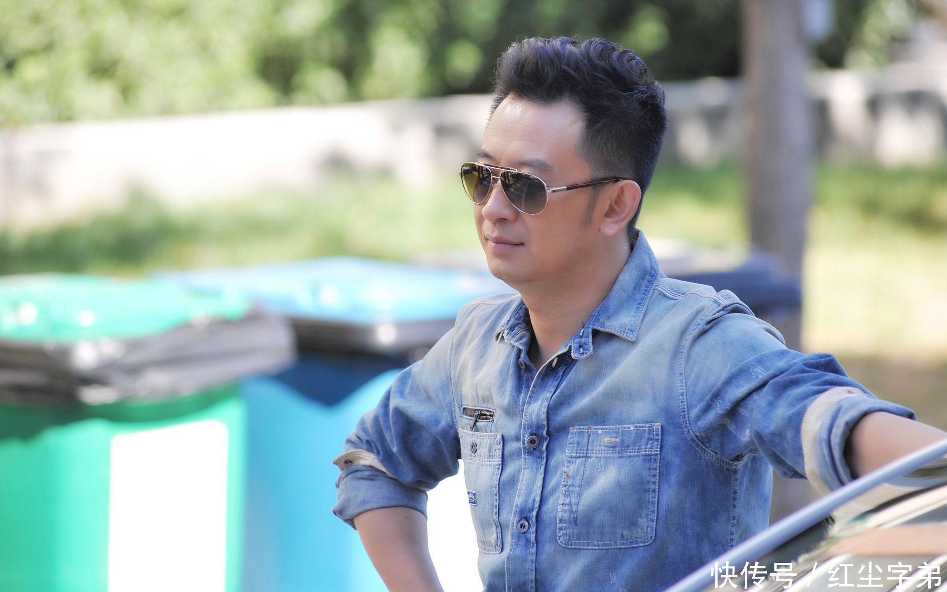 黄海波隐退3年首露面!女嘉宾捂脸而笑,不知所措的手令人心酸