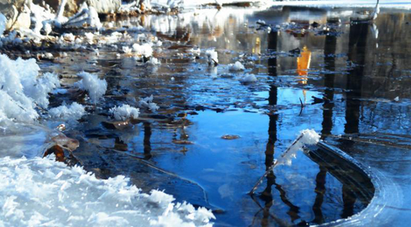 甘肃肃南雪后蓝天辉映雪地冰花