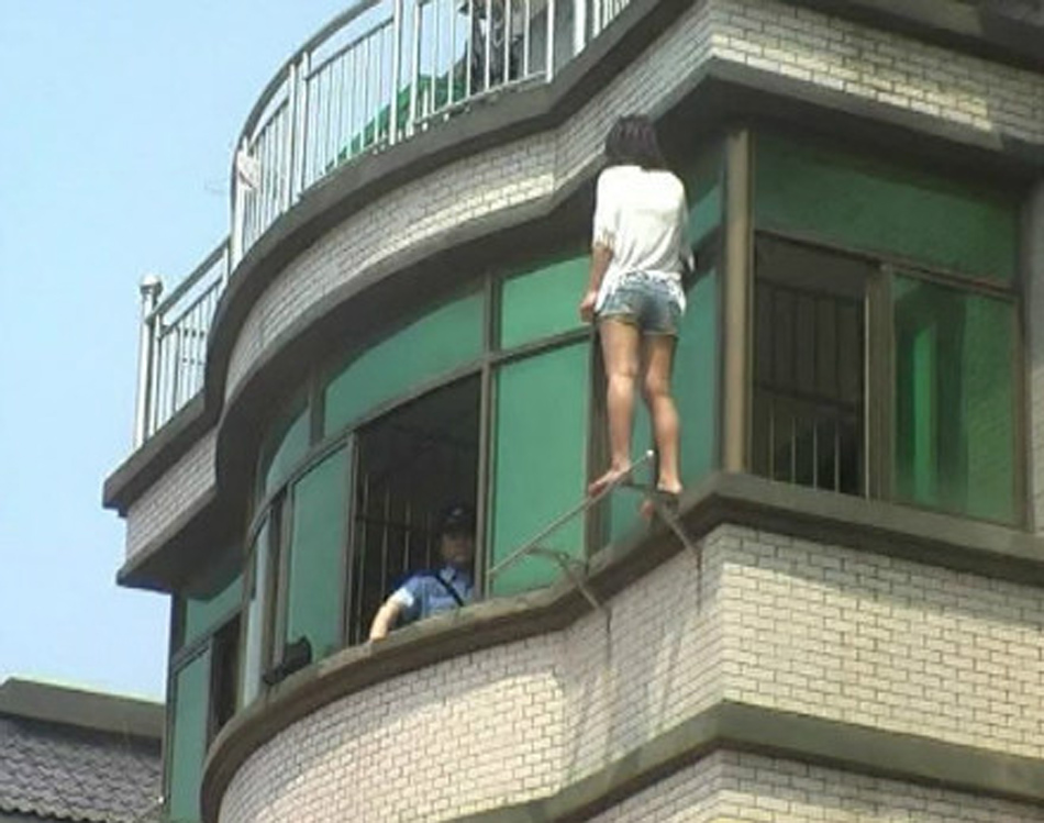 武汉4名女子地铁抢座互殴图片