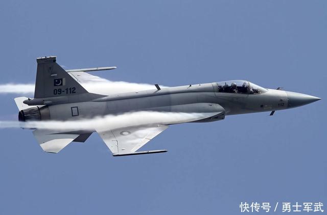 中国再送巴铁厚礼,双座版枭龙战力倍增,令印度