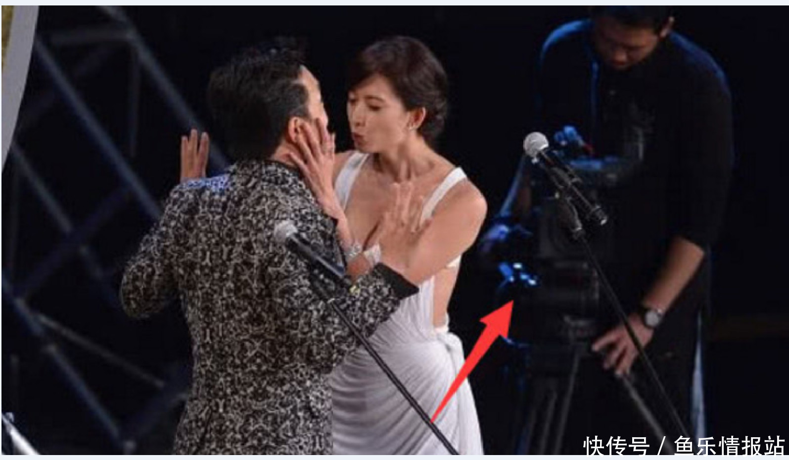 林志玲当众“强吻”黄渤，却被摄影机无意拍到这一幕，信息量真大