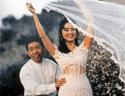 林青霞与女儿逛街被拍！60多岁的她双手仍细嫩教主还是那个教主！