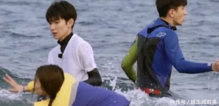 杨超越水中没站稳,抱住王源,谁看到金翰在干什
