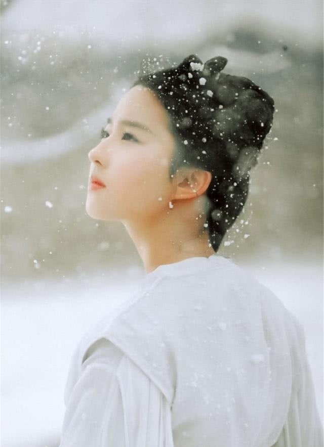 她意外穿成炮灰女配,携带美食系统,与金手指空