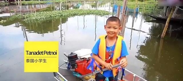泰国最牛小学生自驾摩托游艇上学,网友:中国的