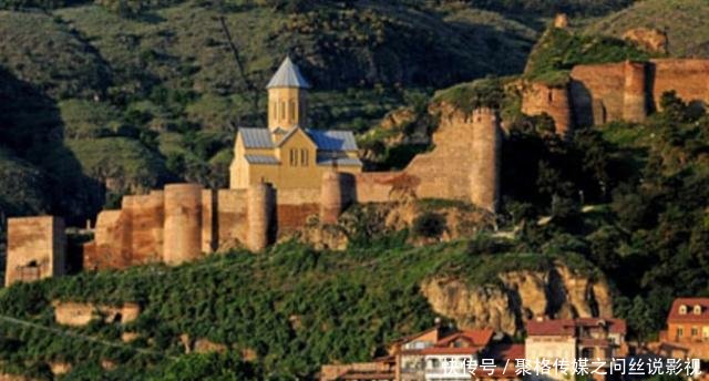 这个国家非常适合旅游,虽然国土面积小,但却有