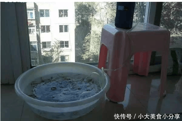 大爷在集市摆卖这美食几十块一斤 结果摊还没摆好就被“洗劫一空