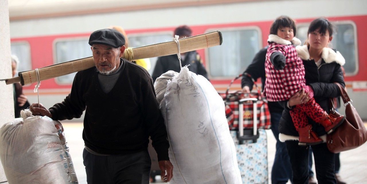 有钱没钱回家过年!10张农民工返乡图,看到哪一