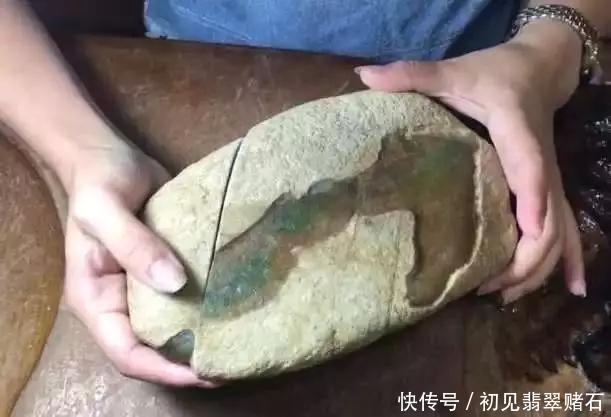 大马坎翡翠原石,切出难得一见的极品三彩,美女妆都哭花了! 澳博app