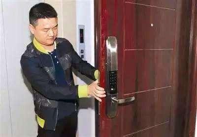 入住新房开发商留的入户门需要换掉吗?看完庆幸我家没做错