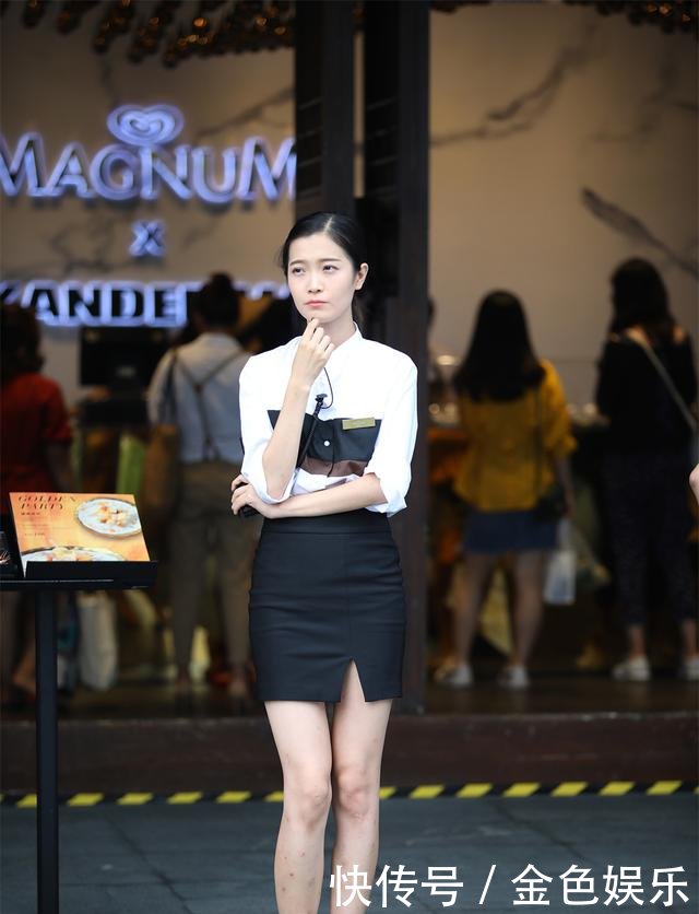 街拍美女一身职业装,美腿白皙修长,站姿a美女,引美女射口交视频图片