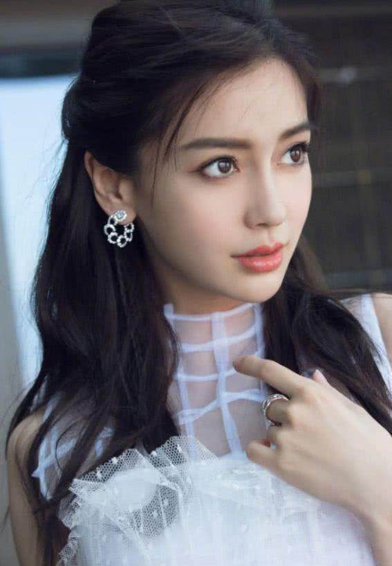 Angelababy最新广告照片曝光, 脚踩粉色拖鞋少