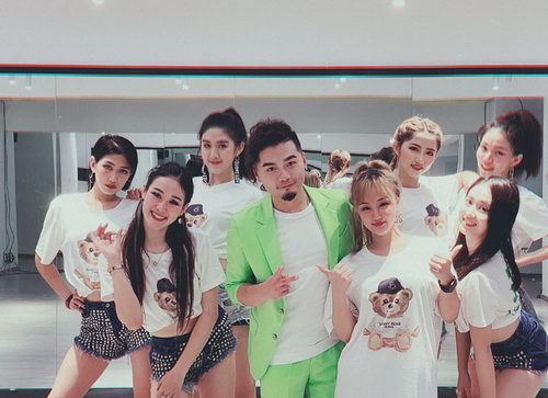 萧全创作演唱国民神曲《海草舞》官方舞蹈版MV首发(图1) 萧全创作演唱国民神曲《海草舞》官方舞蹈版MV首发(图1)