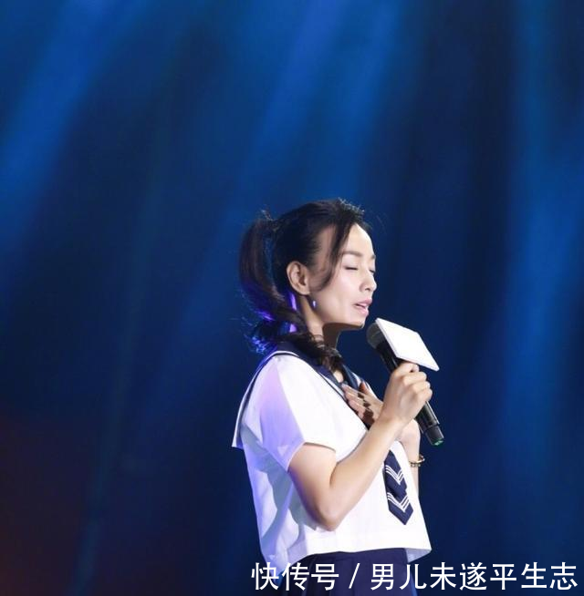 同样的水手服配双马尾 47岁的她和杨幂竟看不