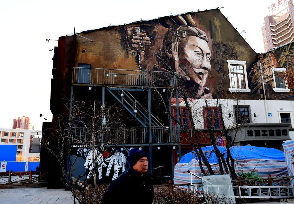 3米高巨型兵马俑画像亮相“上墙” 动作怪异遭市民吐槽