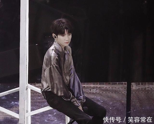 王源跨年演唱会道具行李箱,望远镜,知道寓意后