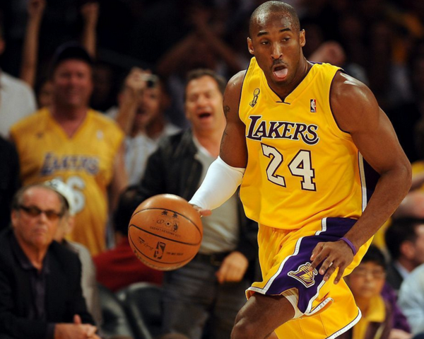 李观洋vs科比单挑,中国草根球员先赢后输引全场沸腾