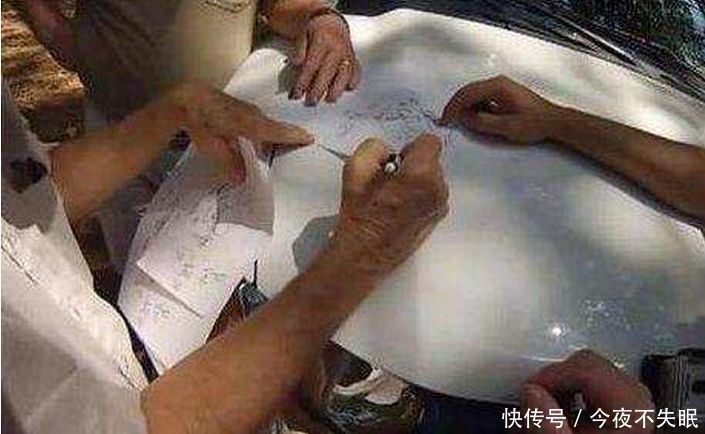 女子破解父亲遗言,半夜深挖院子,挖出的东西让女子大惊失色