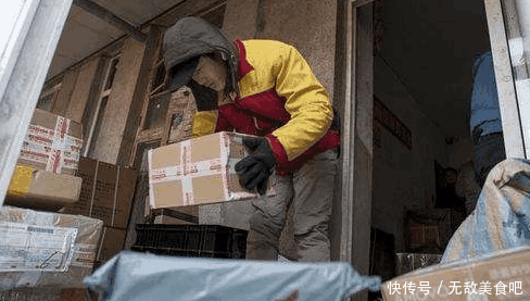 生寄4瓶牛肉酱, 想不到被快递员吃了, 打电话投