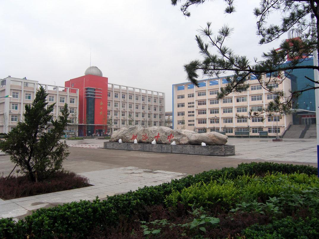 临汾市政府新开发的滨河路与五一西路交汇处东南区,与山西师范大学