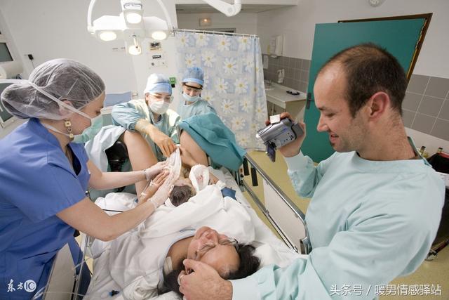 孕妇肚疼难忍独自上医院,发现羊水已破,孩子出