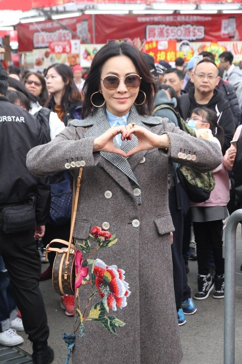 刘嘉玲、任达华、卫诗雅逛年宵宣传电影,任:浪