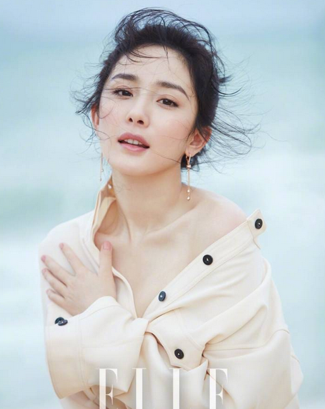 杨幂湿发微露香肩锁骨迷人 风中凌乱清纯又性感