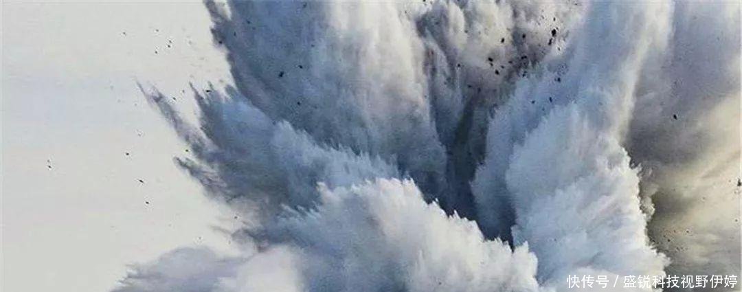 重大消息! 一架歼15战机坠向海面, 飞行员跳伞