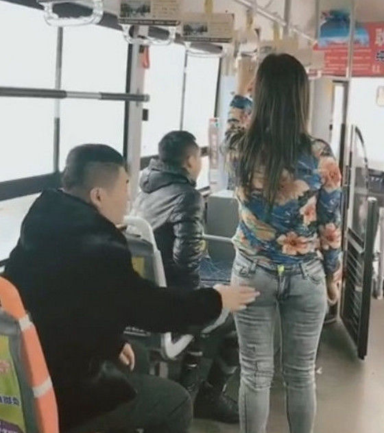 20岁男子坐公交车,美女生jj美女却无缘无故被打一巴掌图片