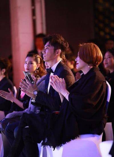 李晨带病上红毯帅气逼人，获最受期待新导演奖，与张子枫谈笑风生