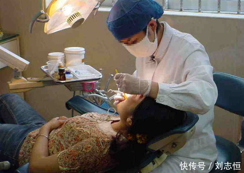 女孩见到男子就不断流口水,越想克制越忍不住,医生检查后难堪了