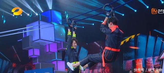 快乐大本营胡一天与何炅高空摔跤,这些动作真