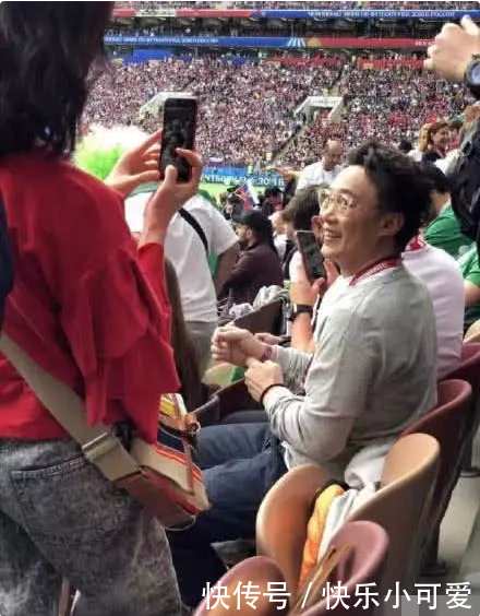 世界杯现场陈奕迅被拍到竖中指!了解真相后获网友点赞,干得漂亮