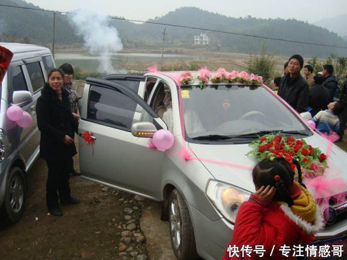 农村新娘刚下车,婆婆就给了她一巴掌,新娘含泪独自离开