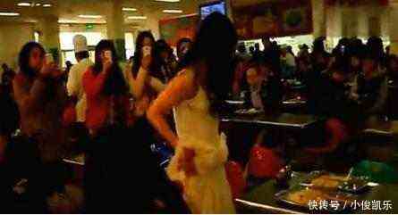 女大学生穿婚纱食堂向男友求婚, 男友一碗热汤泼过去, 画风突变!