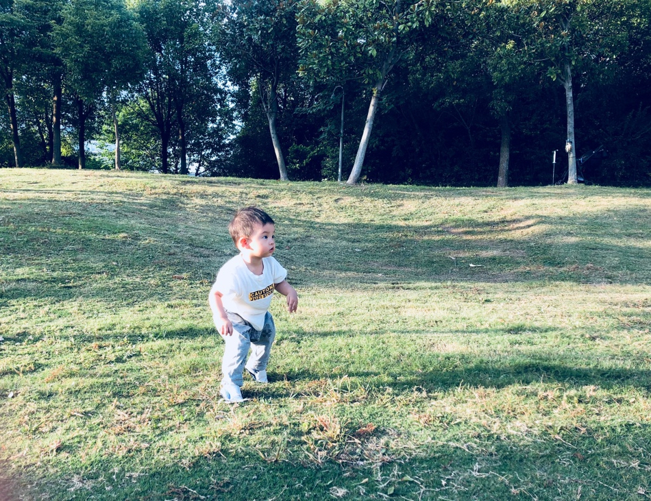 两儿子草地抱球玩耍嬉戏 章龄之感叹带孩子比拍戏累