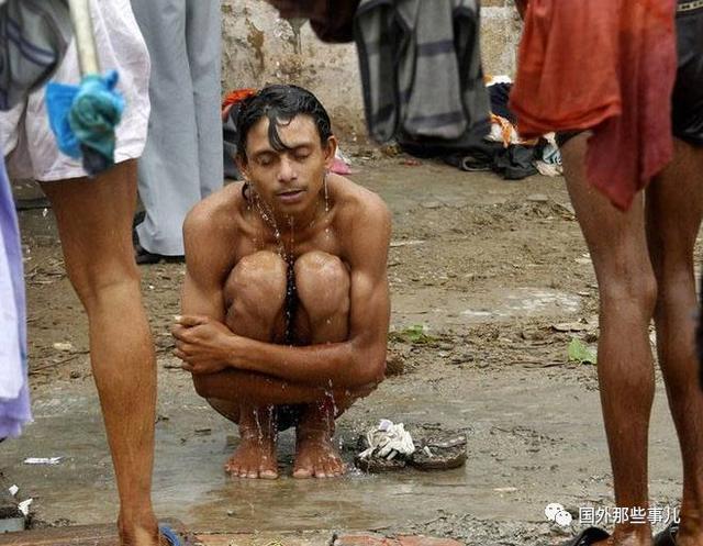 印度人当街洗澡,妹子也不例外