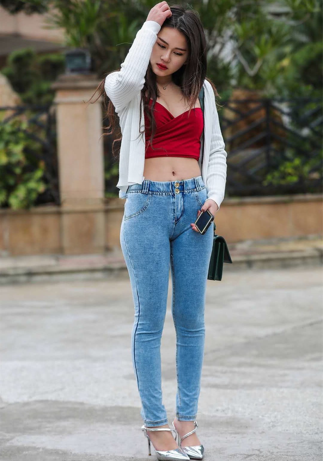 微胖小姐姐超紧牛仔裤穿出饱满的线条,轻撩秀