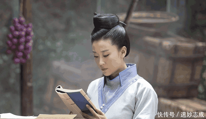 如今翻拍剧已经成为了影视时代的一种潮流,虽然说有的时候翻拍出来的作品并不是很能让观众满意,但是却依旧无法阻挡导演跟编剧对经典剧翻拍的热情。这不最近经典的神话电视剧《八仙过海》也被翻拍成了新版的了。 据说这部剧已经杀青很久了,但是就是一直迟迟未播,最近也是被网友们发现,引起了不少的热议。要知道当年这部经典的电视剧在技术还没有那么先进,剧组也不是很有钱的状态下拍摄出来的经典,早已经成为了观众心目中的情怀剧。 这一次新版的《八仙过海》出来之后,网友们也是在第一时间就想要知道这部剧的演员阵容到底是如何的,看