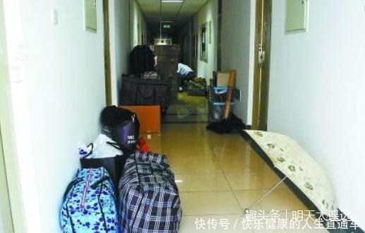 出嫁后我每年给养父母生活费,搬家后在楼道看