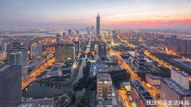 江苏这两个“小县城”发达了,GDP破4000亿,不输地级市!